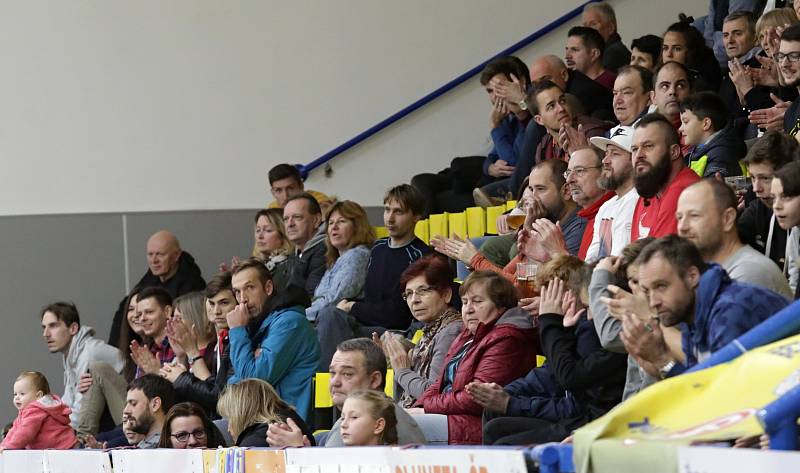 Utkání basketbalistů Ústí (ve žlutém) proti Pardubicím