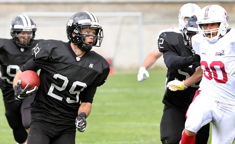 Američtí fotbalisté ústeckých Blades (v černém) vybojovali v domácím utkání postup do Silver Bowlu (finále 2. ligy), když porazili Přerov Mammoths 28:3.