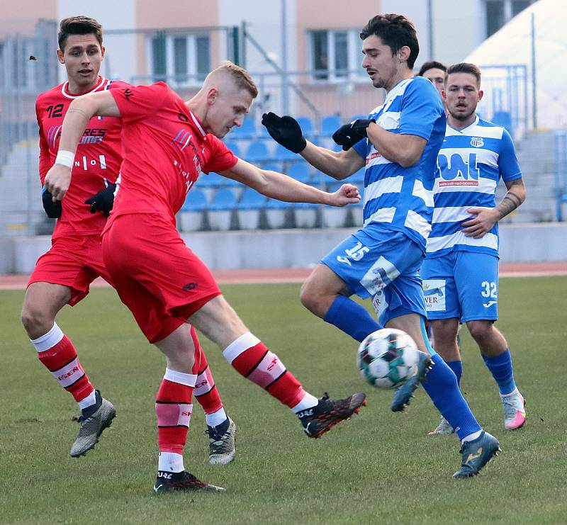 Fortuna Národní liga - Utkání mezi FK Ústí nad Labem (modrobílí)  a SK Líšeň (červení) skončilo bezbrankovou remízou.