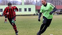 I. B třída 16. kolo.. Fotbalisté TJ Svádov - Olšinky (zelenočerní) zvítězili nad  TJ Union Děčín (pruhovaní) 3:1.