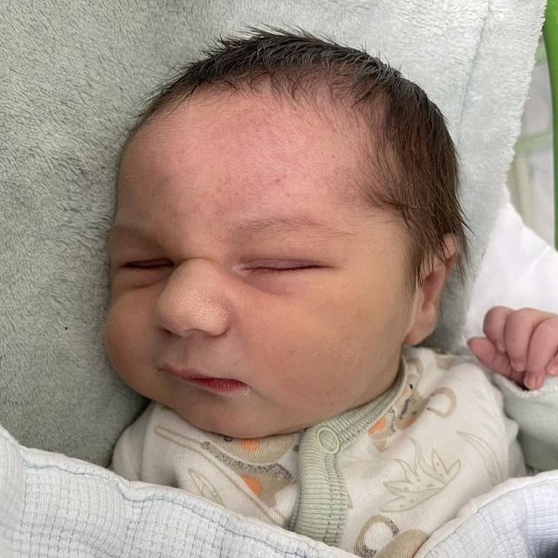 Adam Synu se narodil 2. října v 18.50 hodin mamince Lence Synuové z Mostu. Měřil 52 cm a vážil 3,70 kg.