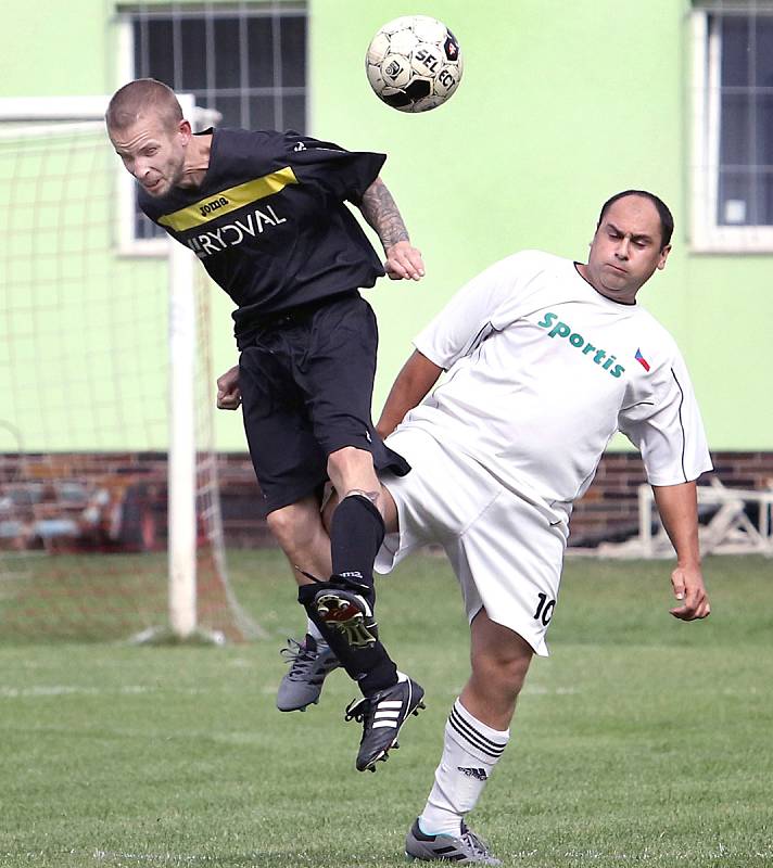 Fotbalisté béčka Svádova (v bílém) prohráli s Děčínem 0:3.