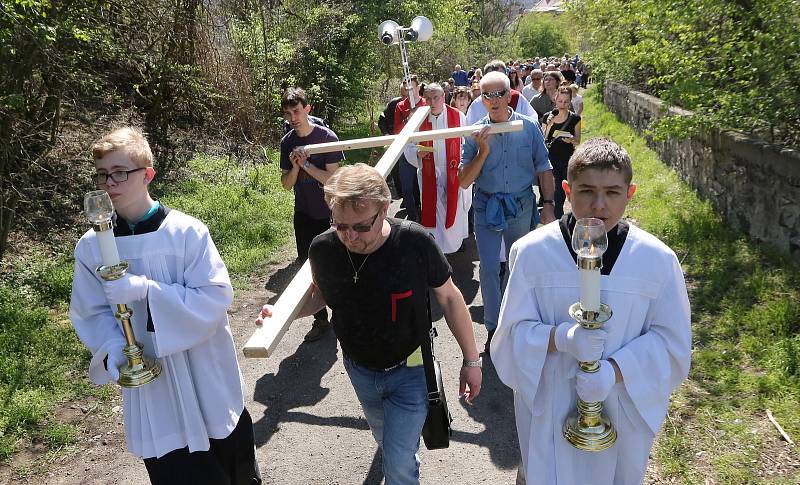 Představitelé církve v Ústí nad Labem odpoledne vystoupili na Mariánskou skálu.