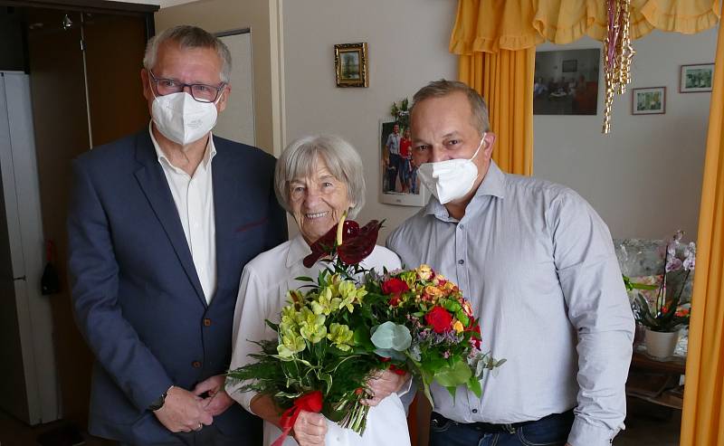 Ludmila Dubinová oslavila 100. narozeniny! Za všechny obyvatele Severní Terasy jí pogratulovali starosta obvodu Severní  Terasa Jaroslav Šimanovský a primátor města Ústí nad Labem Petr Nedvědický.