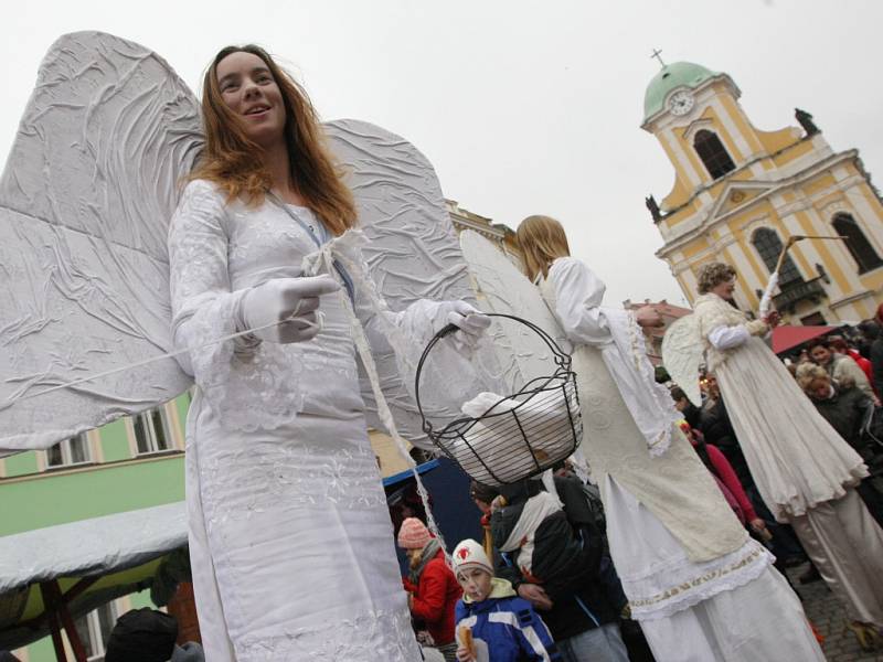 Andělé na chůdách a hlavně jejich slet z věže kostela svatého Petra a Pavla to bude symbol Úštěckého adventu. Letos již čtrnáctého.