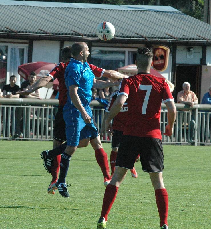 Fotbalisté Brné (červení) zvítězili v Jílovém 1:0. 