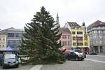 Ústí nad Labem se připravuje na Vánoce. Na Mírovém náměstí už je osazený strom a na Lidickém nachystané stánky.