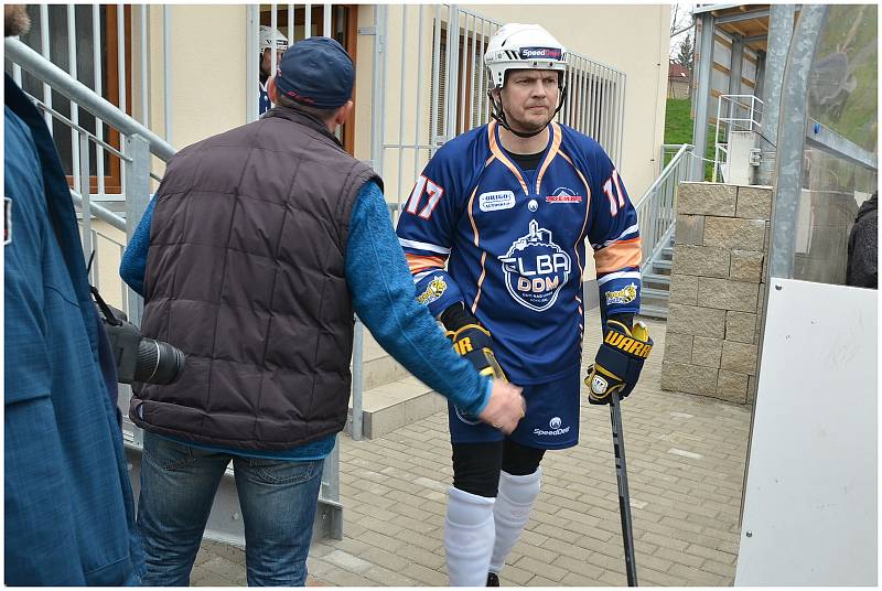 Hokejbalisté Elby Ústí nad Labem (v tmavém) podlehli ve 3. čtvrtfinále extraligy Kladnu 1:5. Foto: Miroslav Vlach