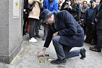 Prvních osm kamenů zmizelých položili v Ústí nad Labem v Revoluční ulici. Připomínají osudy ústeckých Židů.