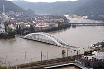 Povodeň v roce 2002. Velká voda v Ústí nad Labem dosáhla téměř na 12 metrů a čtvrť Střekov odřízla od zbytku města. Problémem byly i chybějící účinné protipovodňové zábrany. 