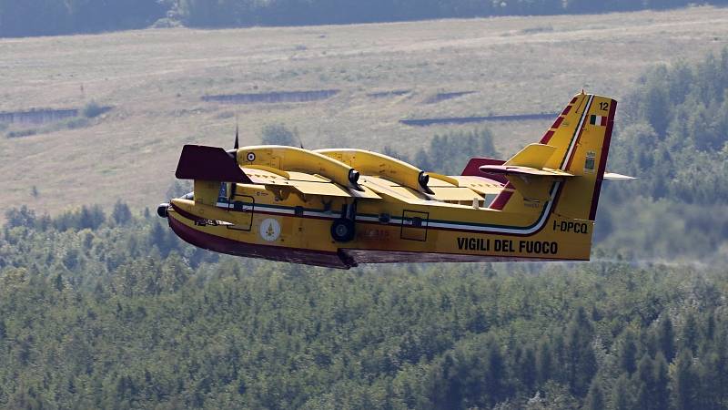 Speciální hasičská letadla Canadair CL-415 nabírají vodu z jezera Milada