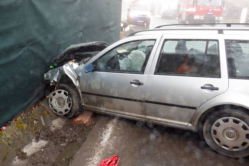 Srážka osobního auta a autobusu v obci Bříza