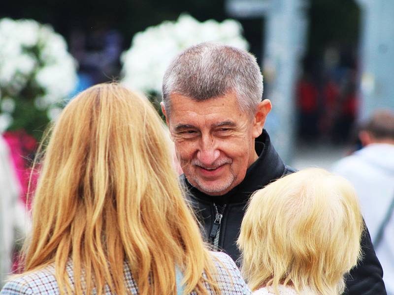 Premiér Andrej Babiš se zastavil na farmářských trzích na Mírovém náměstí v Ústí nad Labem