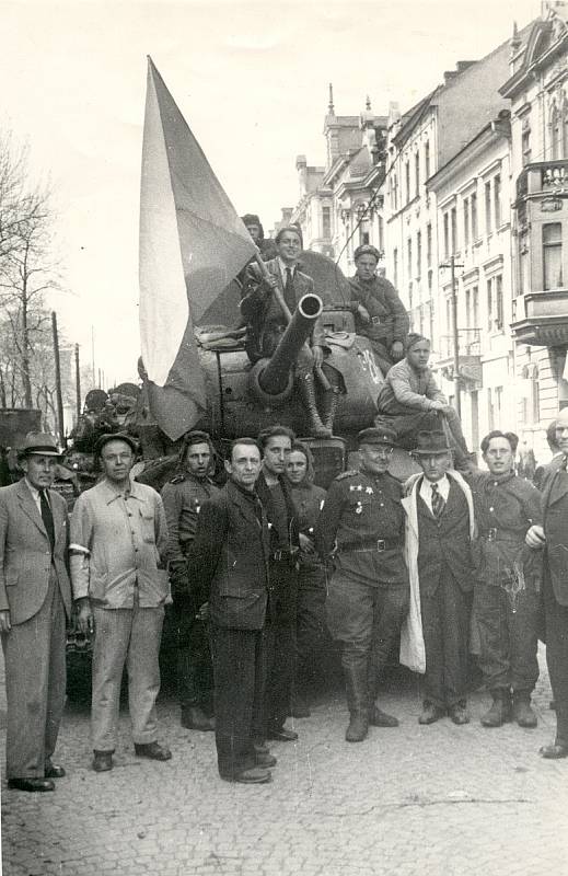 Květen 1945, rabovací gardy a bandy sovětských vojáků řádili jak smyslů zbavení.