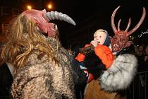 Krampus čerti přilákali na Lidické náměstí v Ústí nad Labem stovky návštěvníků.