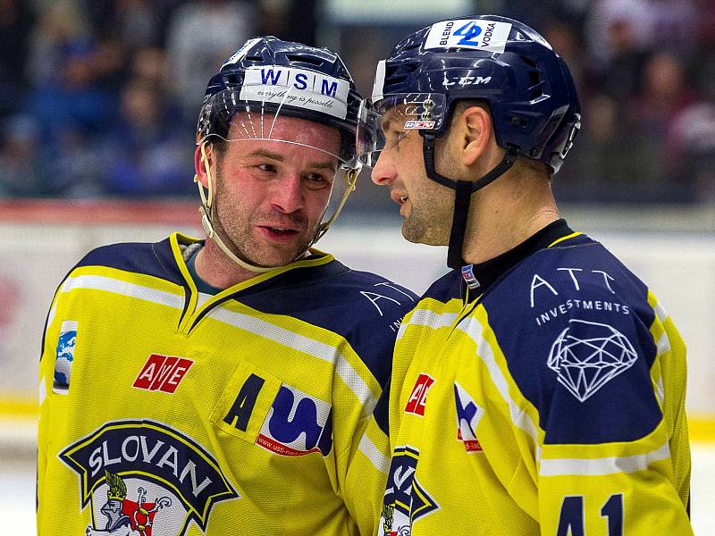 Opory Slovanu Jaroslav Roubík (vpravo) a Jaroslav Kasík komunikují při utkání play off.