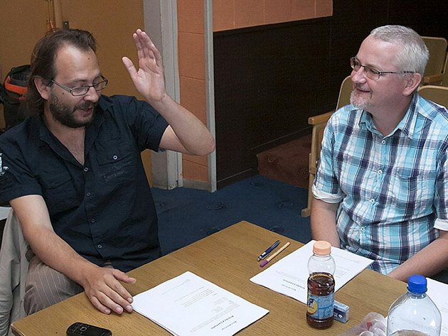 Režisér Filip Nuckolls (vlevo) a dramaturg Vladimír Čepek při jedné ze čtených zkoušek Krásky z Leenane.