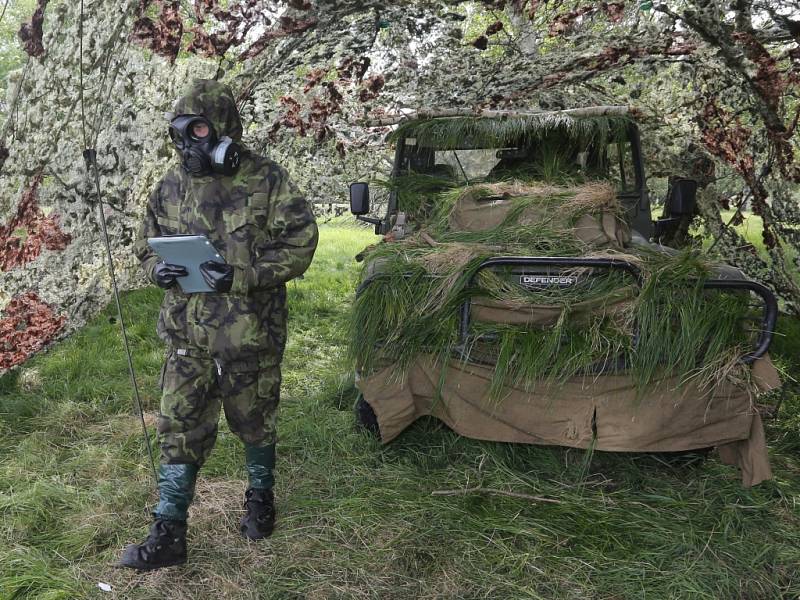 Nácvik dekontaminace techniky a lidí po nehodě, při níž unikly toxické látky. To je námět cvičení vojáků z libereckého 311. pluku radiační, chemické a biologické ochrany.