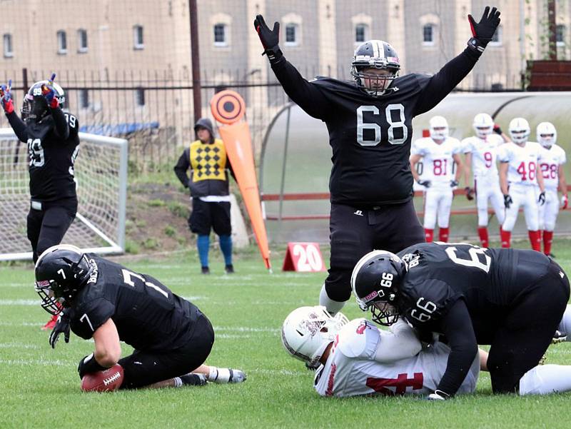 Američtí fotbalisté ústeckých Blades (v černém) vybojovali v domácím utkání postup do Silver Bowlu (finále 2. ligy), když porazili Přerov Mammoths 28:3.