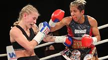 Fabiana Bytyqi (modré rukavice) vs. Maria Soledad Vargas v souboji o titul mistryně světa WBC v atomové váze