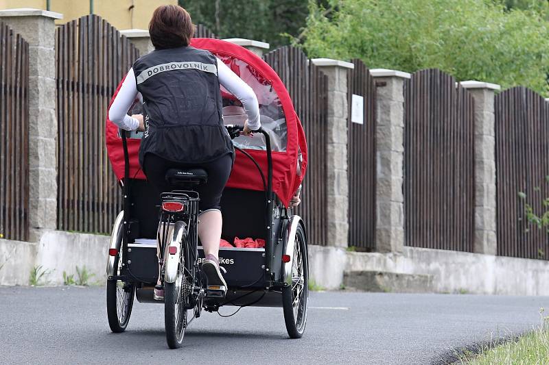 V Domově pro seniory ve Velkém Březně mají pro klienty nový dopravní prostředek, cyklorikšu