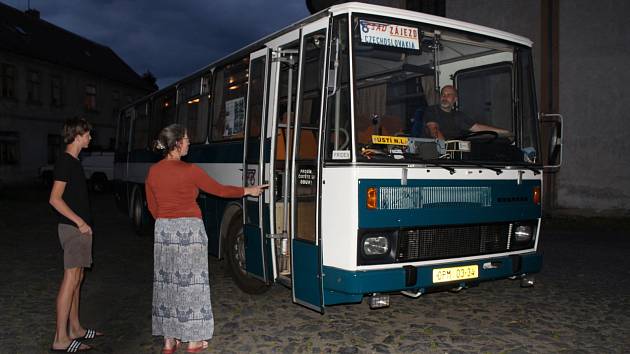 Lidé v obcích starou karosu obdivují