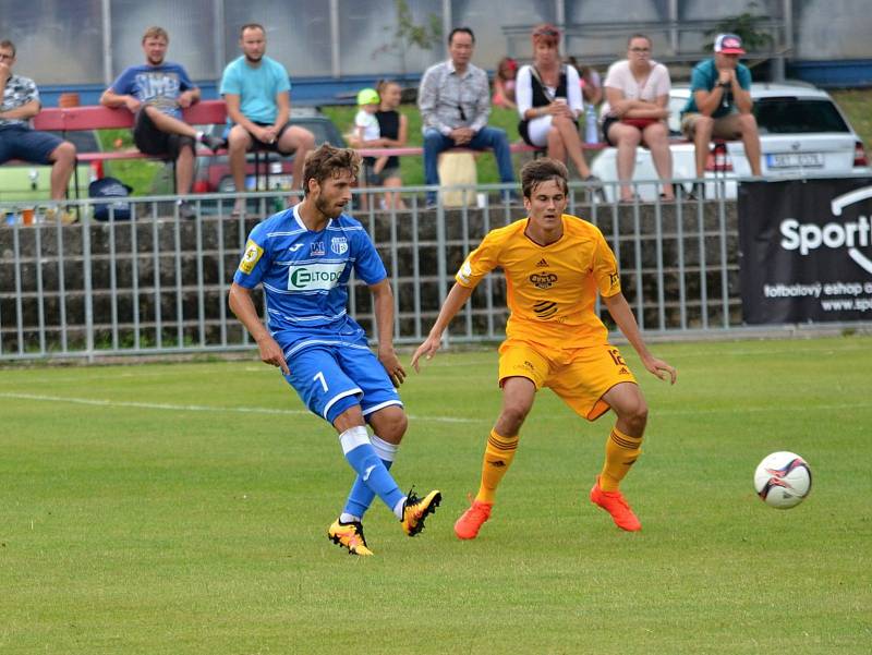 Fotbalisté Ústí nad Labem (modří) prohráli v přípravě s Duklou 1:3.