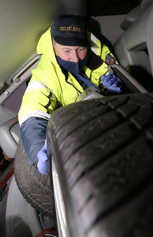 Na odstavném parkovišti dálnice D8 u Lovosic proběhla ve středu 18. listopadu v podvečer akce celní správy a policie na kontroly kamionů a motorových vozidel ze zahraničí.