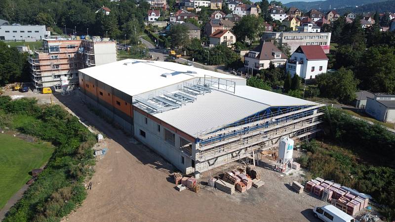 V nové hale, která roste mezi plaveckým areálem a Sportcentrem Sluneta, budou dvě basketbalová hřiště, malé hlediště, moderní zázemí a nová posilovna. Součástí stavby bude také bytový komplex.