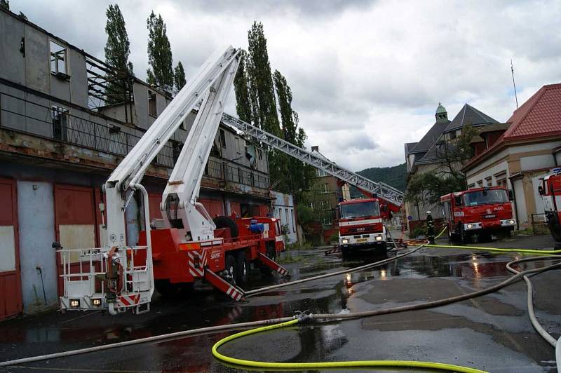 Hasiči vyjeli k požáru střechy v areálu Setuzy.