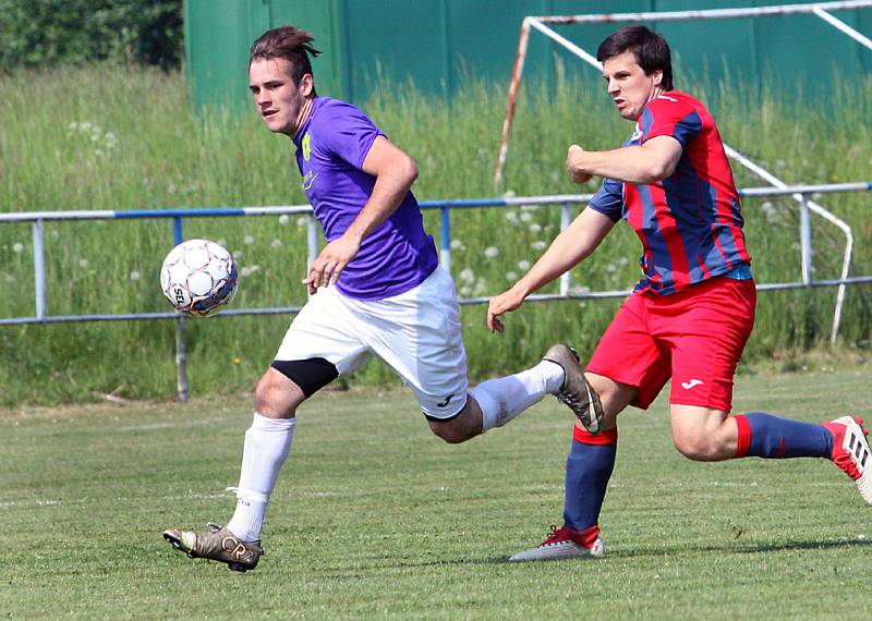 Fotbalisté Přestanova (v bílofialovém) si v domácím prostředí vyšlápli v derby na Chabařovice, které porazili 4:1.