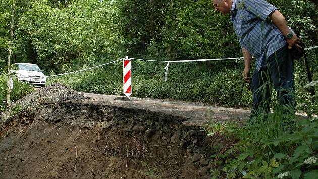 NEBEZPEČNÝ SRÁZ. Čtvrtina vozovky se v lednu utrhla za Ryjicemi. Do třicetimetrového srázu s sebou zemina vzala čtyři stromy. Mnozí řidiči zákaz vjezdu nerespektují a obcí směrem na Libov dál projíždějí