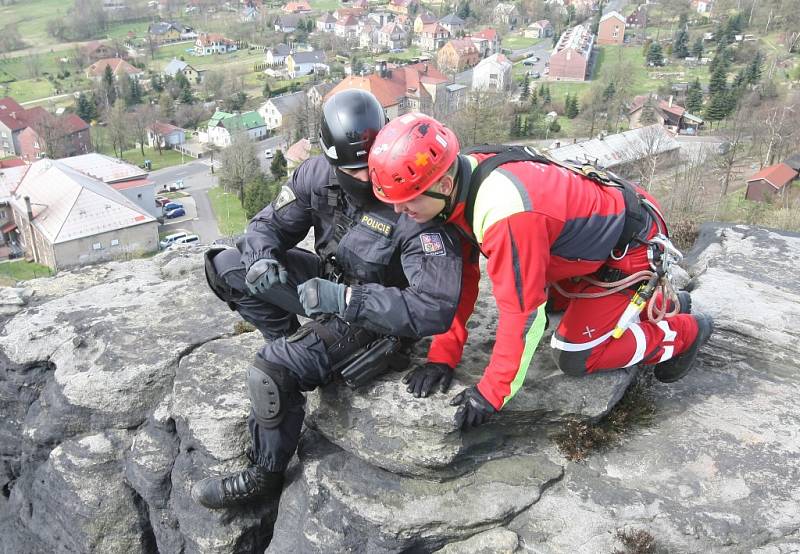 Záchranáři cvičili ve skalách v Tisé.