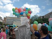 Muzejníci za pomoci Ústečanů překonali rekord v počtu naráz vypuštěných balónků. V centru Ústí jich vzlétlo 2012.