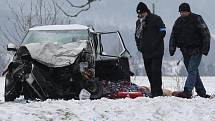 Dopravní nehoda autobusu a dvou osobních aut si vyžádala jeden lidský život a 15 zraněných.