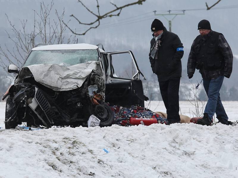 Dopravní nehoda autobusu a dvou osobních aut si vyžádala jeden lidský život a 15 zraněných.