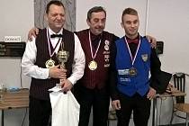 Trojice nejlepších hráčů MČR v Trmicích, vlevo vítěz Otakar Truksa, uprostřed druhý Miroslav Andrejovský, vpravo třetí Adam Kozák.