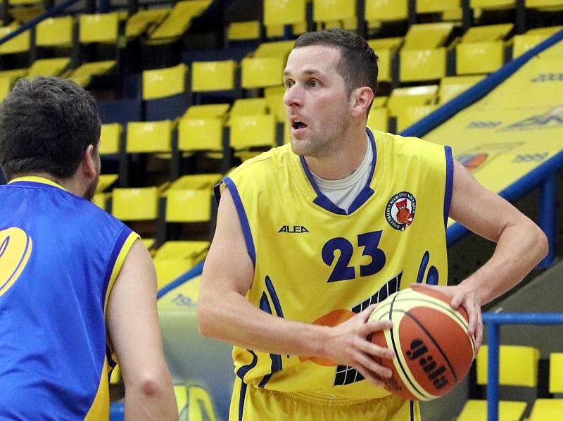 Basketbalisté Slunety B (žlutí) oplatili rezervě Litoměřic podzimní porážku a drží v tabulce Severočeské ligy 5. místo těsně před soupeřem.