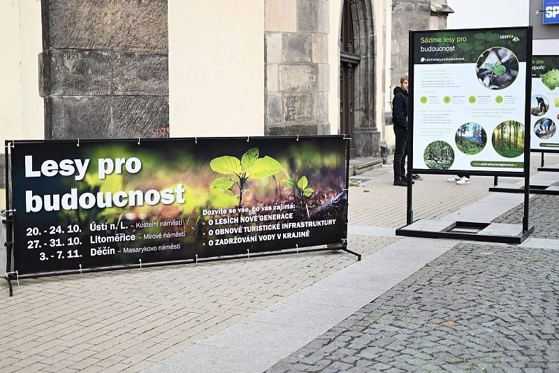 Dnes se konala na Kostelním náměstí akce Lesů ČR, kde si bylo možné vyzkoušet například virtuální brýle a podívat se, jak budou lesy vypadat za pár desítek let.