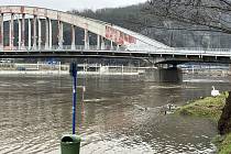 Labe v Ústí nad Labem 5. ledna 2024 dopoledne. Voda znovu zaplavila část cyklostezky.