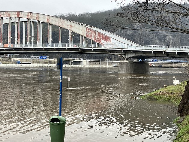 VIDEO: Povodňová vlna v Ústí zaplavila cyklostezku i garáž. Do vany opět teklo