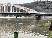 Labe v Ústí nad Labem 5. ledna 2024 dopoledne. Voda znovu zaplavila část cyklostezky.