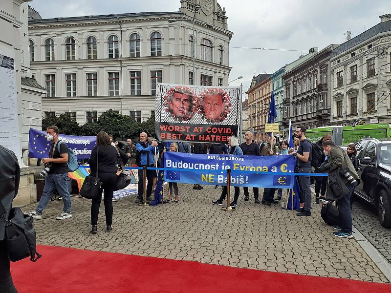 Demonstranti u divadla.