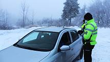 Policisté kontrolovali řidiče a zimní výbavu jejich vozidel u Nakléřova na Ústecku.