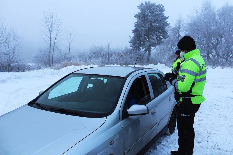 Policisté kontrolovali řidiče a zimní výbavu jejich vozidel u Nakléřova na Ústecku.