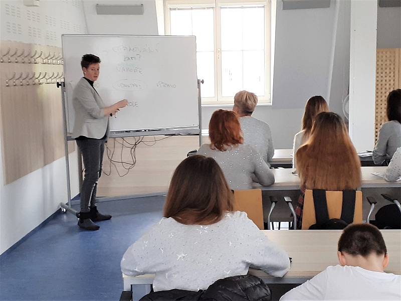 Ukrajinské běženkyně i s dětmi se učí češtinu na ústecké univerzitě, vede je Barbora Řebíková z filozofické fakulty.