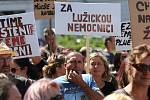 Demonstrace proti zrušení nemocnice v Rumburku před Krajským úřadem v Ústí nad Labem.