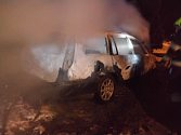V Malém Chvojně zasahovali hasiči, osobní auto tam zachvátil požár.