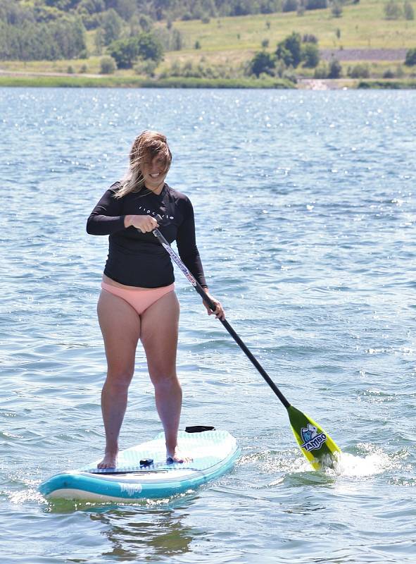 Na hlavní pláži se uskutečnily závody v paddleboardingu.