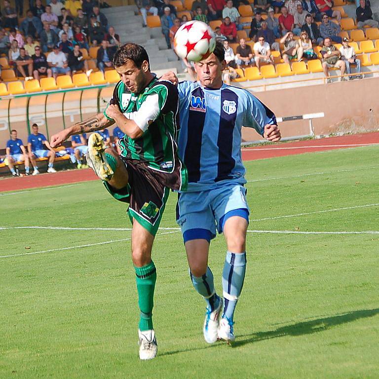 Ústečtí fotbalisté (modré dresy) prohráli v Sokolově 2:3.